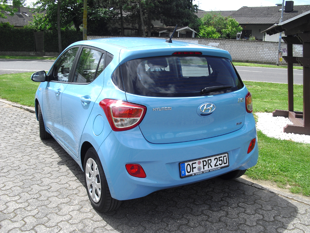 Hyundai i10: Blick auf die Heckpartie des Kleinwagens. 
