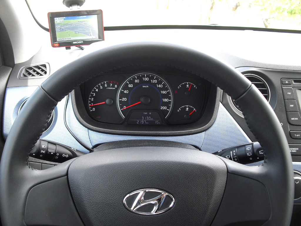 Hyundai i10: Blick durch den Lenkradkranz auf die Rundinstrumentierung. 
