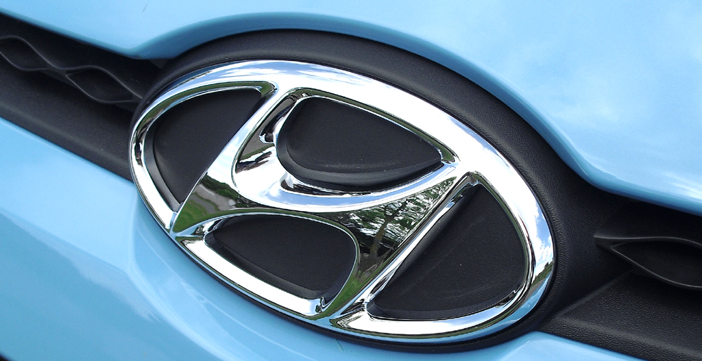 Hyundai i10: Das Maakenlogo sitzt vorn zwischen Kühlergrill und Motorhaube. 