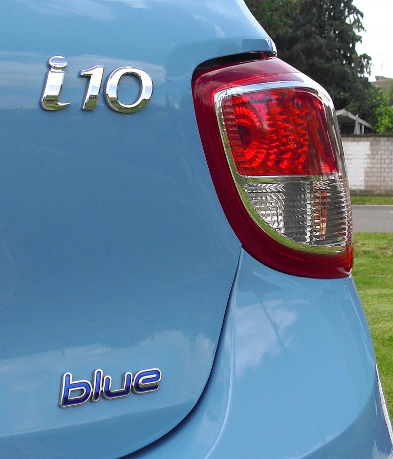 Hyundai i10: Modellkürzel und Blue-Schriftzug auf der Heckklappe. 