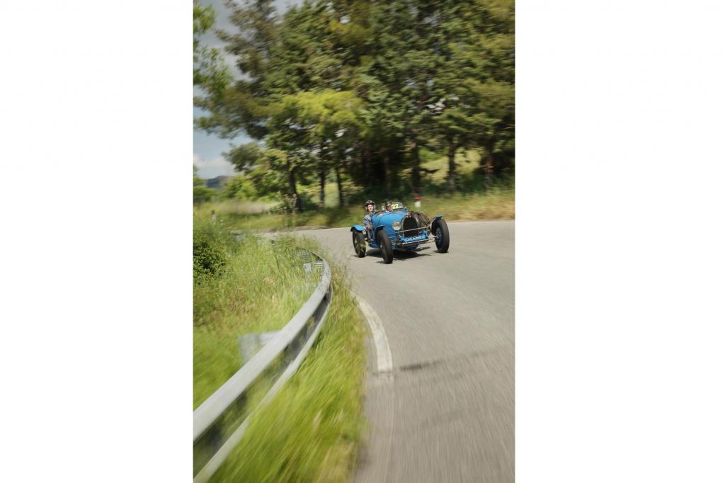 Im Kopf läuft das Tonband: Der Bugatti beschleunigt aus der Kurve, gibt Gas, wird schneller und schneller…