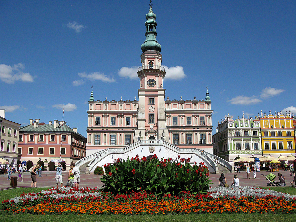 In Polens Osten: Marktplatz von Zamosc. 