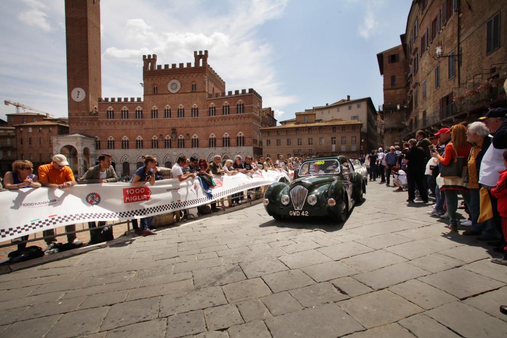 In Siena wird die Nummer 160 bejubelt, ein Healey 2400 Elliott Saloon von 1948