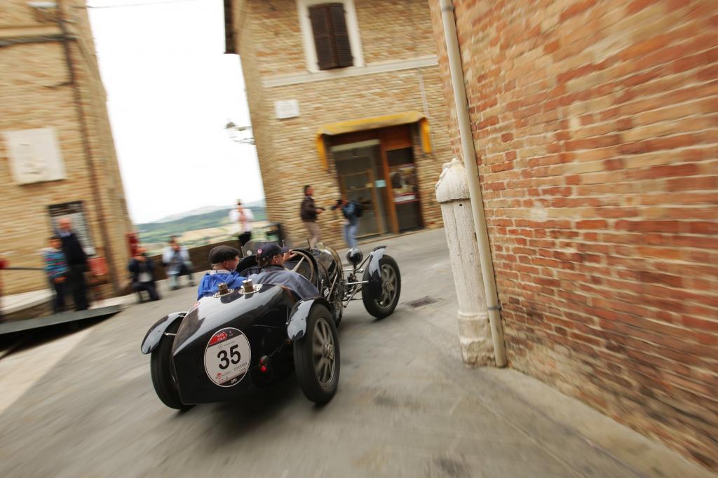 In den engen Gassen der italienischen Städte muss der Fahrer des Bugatti T37 ordentlich kurbeln