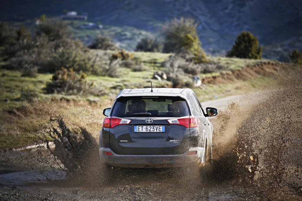 Jenseits der touristischen Wege warteten Sektionen aus dem Roadbook der Welt-Rallyemeisterschaft (WRC) auf den asphaltverwöhnten SUV.
