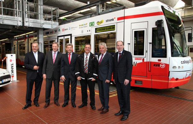 KVB-Bahn weist auf Elektromobilitätsprojekt 