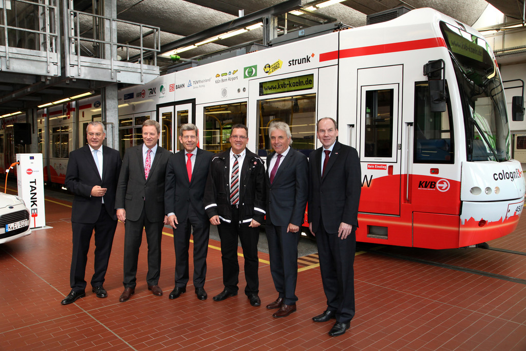 KVB-Bahn weist auf Elektromobilitätsprojekt 