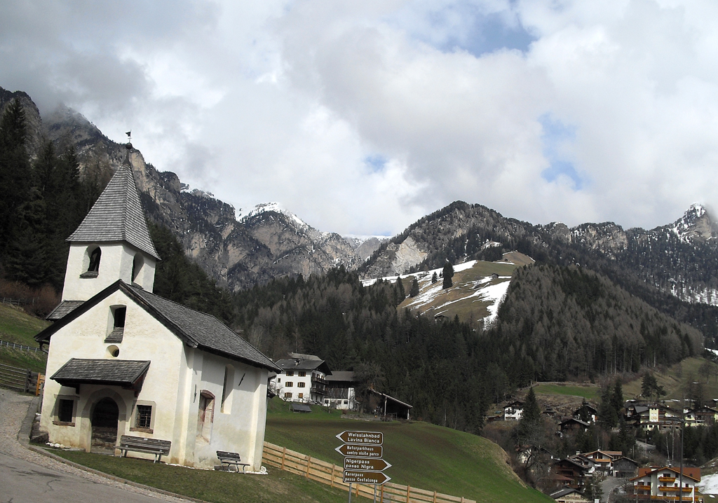 Links geht's zum Weisslahnbad, rechts zum Niger- und Karerpass. 