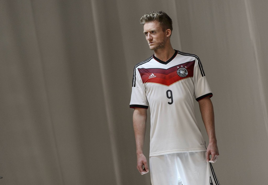 Mercedes-Benz setzt WM-Fußballer mit C-Klasse in Szene
