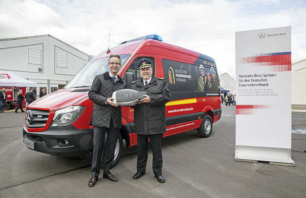 Mercedes-Benz unterstützt Feuerwehrverband mit Sprinter