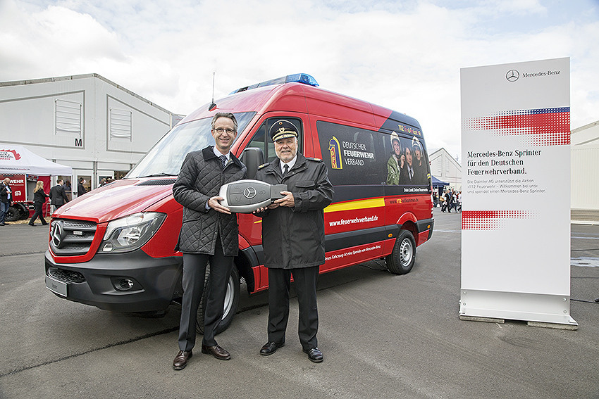 Mercedes-Benz unterstützt Feuerwehrverband mit Sprinter
