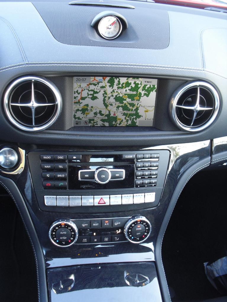 Mercedes SL 350: Blick auf den mittleren Armaturenträger. 