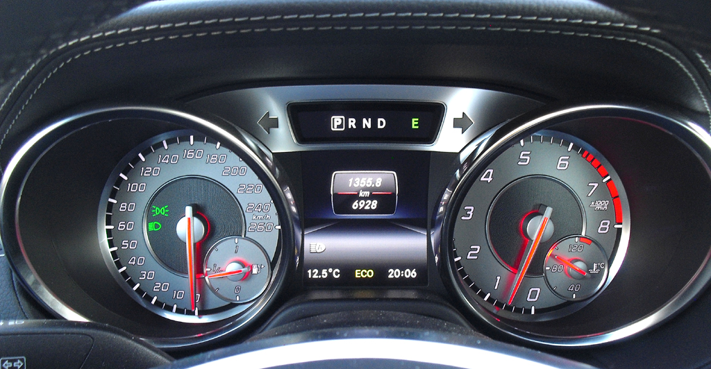 Mercedes SL 350: Blick durch den Lenkradkranz auf die Rundinstrumentierung. 