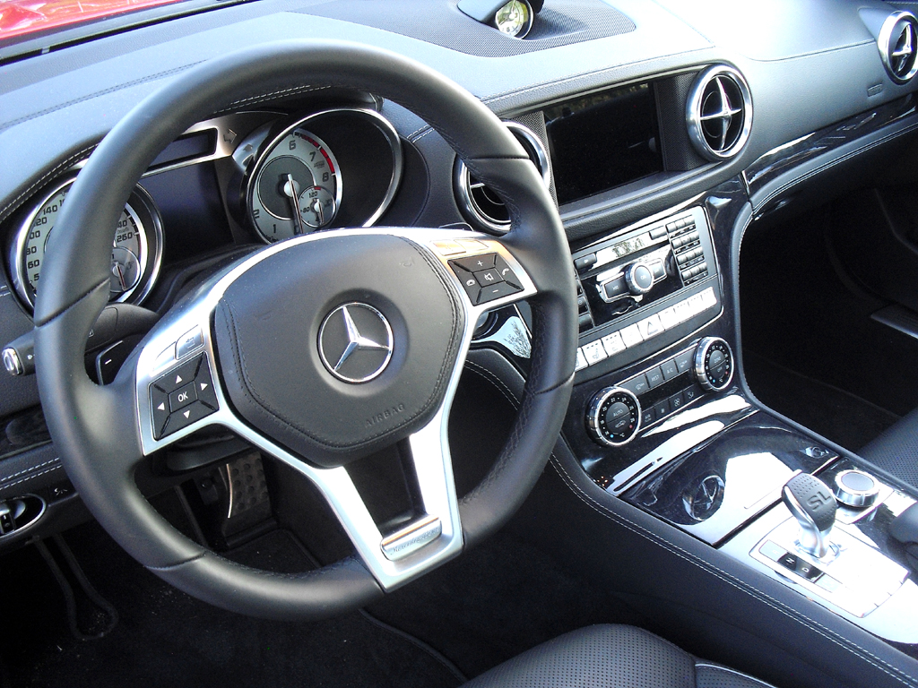 Mercedes SL 350: Blick ins sportlich-noble Cockpit. 