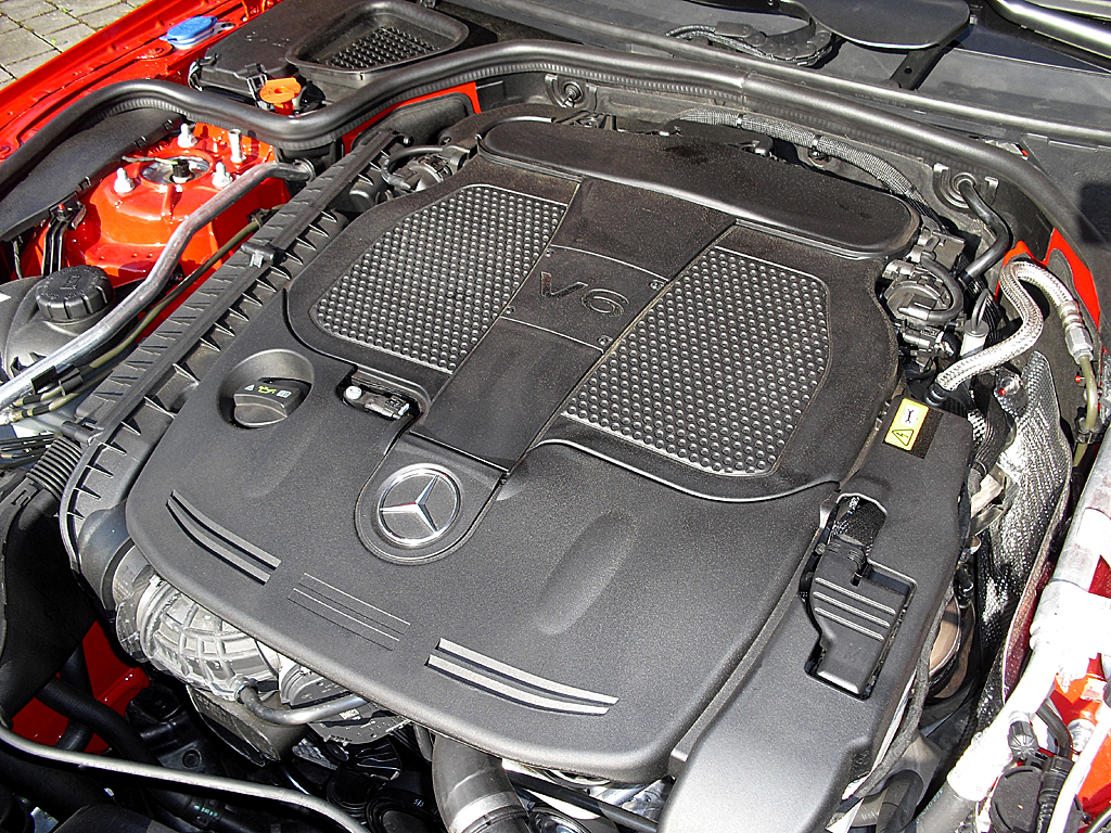 Mercedes SL 350: Blick unter die Haube auf den 3,5-Liter-Sechszylinder-Benziner. 