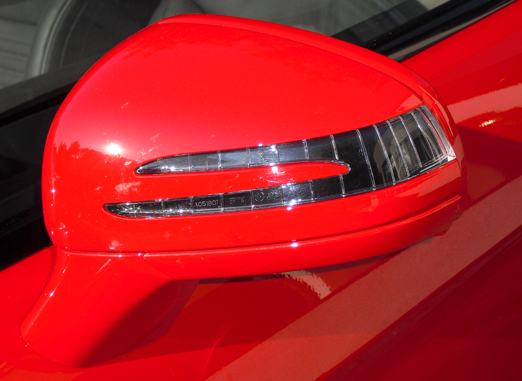 Mercedes SL 350: In die Außenspiegel sind schmale Blinkstreifen integriert. 
