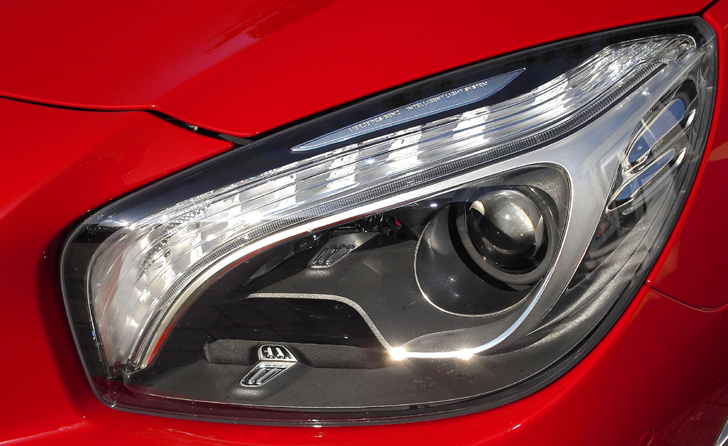 Mercedes SL 350: Moderne Bi-Xenon-Leuchteinheit mit LED-Tagfahrlicht vorn. 