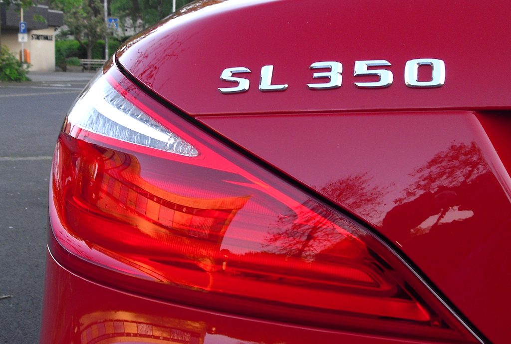 Mercedes SL 350: Moderne LED-Leuchteinheit hinten mit Modellkürzel. 