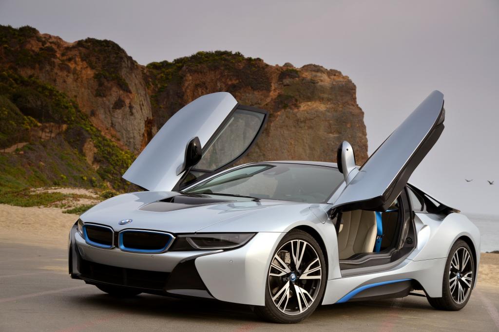 Nach seiner Weltpremiere auf der IAA im vergangenen Jahr ist der elektrische Sportwagen BMW i8 jetzt erhältlich.