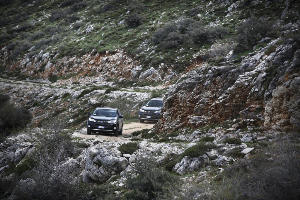 Offroad-Spezialisten sind Virtuosen des Differentials, aber als Pilot dieses RAV4 hat man neben dem Sportmodus tatsächlich auch noch einen sogenannten Lock-Schalter, der die Kraftverteilung im festen Verhältnis 50:50 sperrt. 