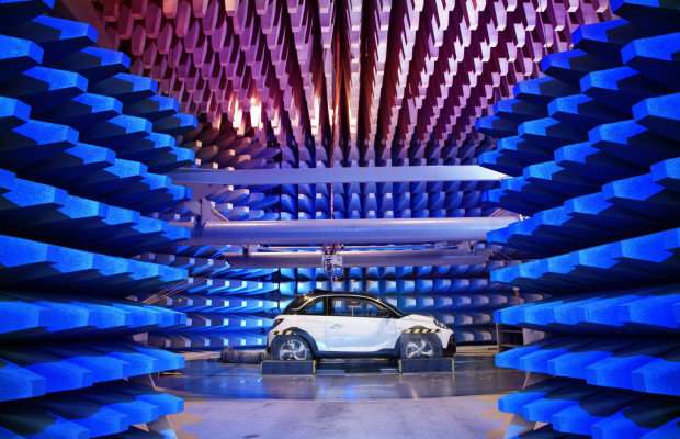 Opel Adam Rocks auf dem Elektro-Prüfstand