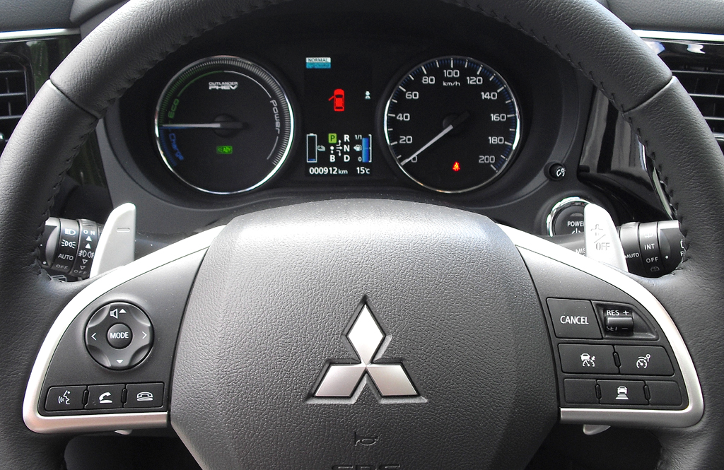 Outlander Plug-in-Hybrid: Blick durch den Lenkradkranz auf die Rundinstrumentierung. 