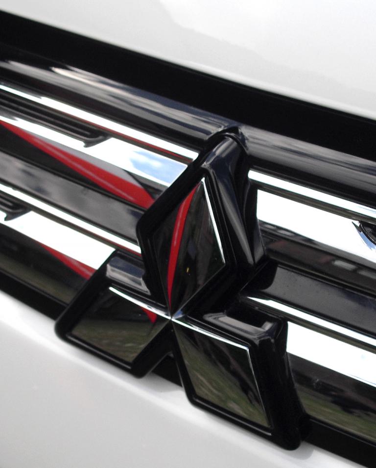 Outlander Plug-in-Hybrid: Das Markenlogo sitzt vorn in einer Chrom-Doppelleiste. 