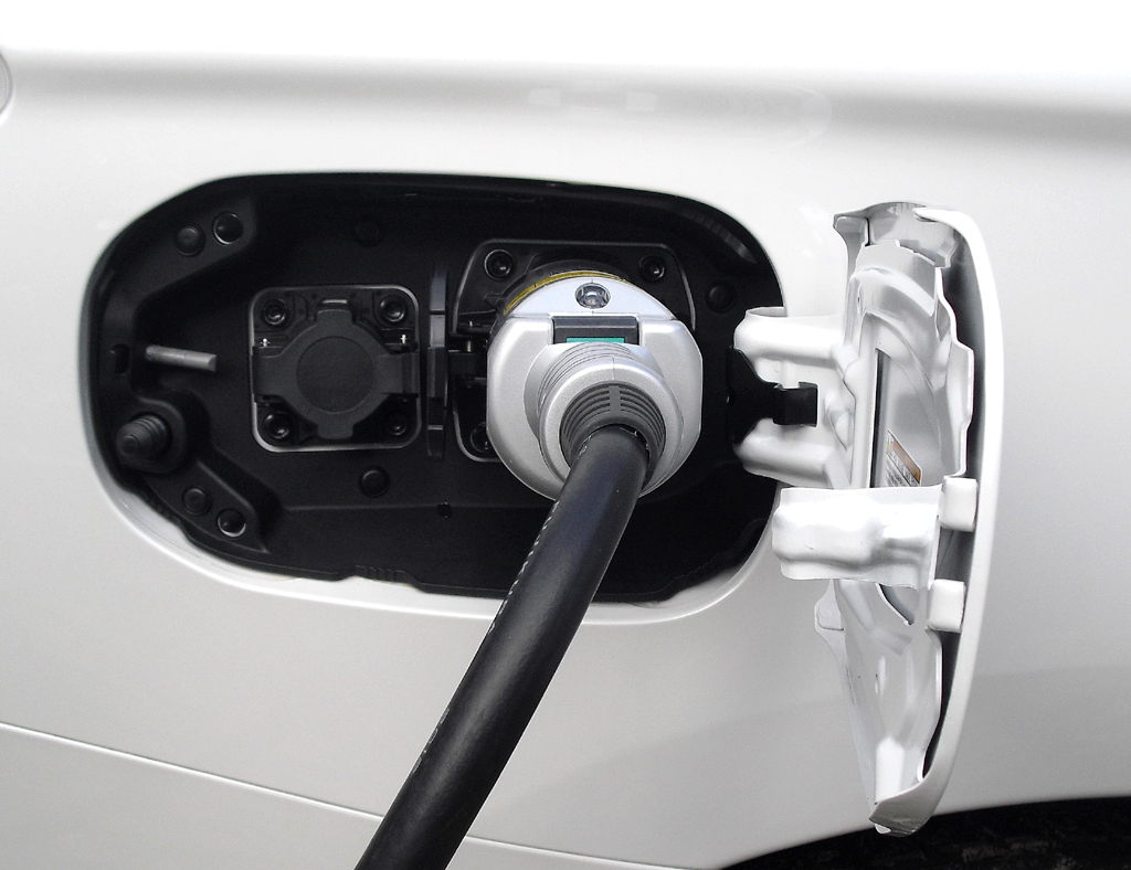 Outlander Plug-in-Hybrid: Der Anschluss zum Laden der Batterie ist hinten auf der Beifahrerseite. 