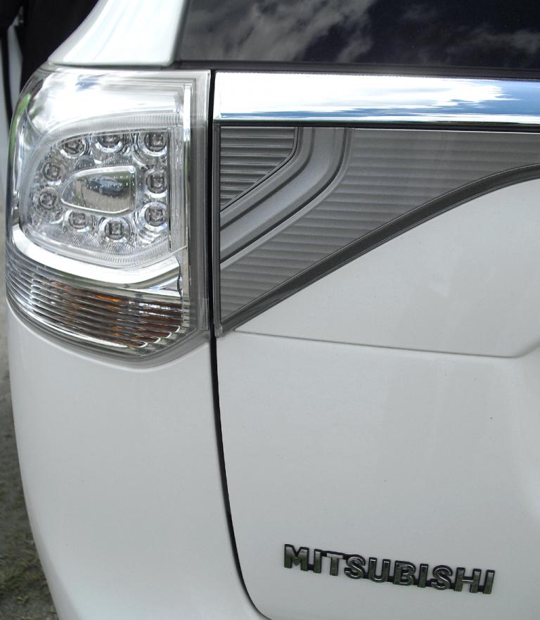 Outlander Plug-in-Hybrid: Moderne Leuchteinheit hinten mit Markenschriftzug. 