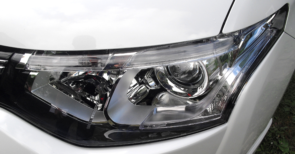 Outlander Plug-in-Hybrid: Moderne Leuchteinheit vorn. 