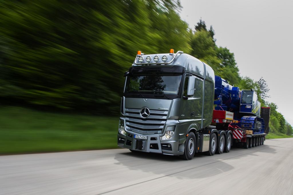 Panorama: Mercedes Actros SLT - Der Bulle von Benz