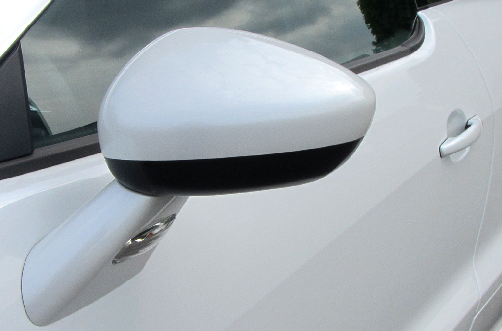 Peugeot RCZ: Blick auf den Außenspiegel auf der Fahrerseite. 