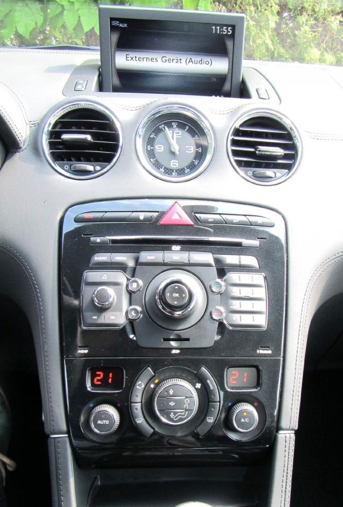 Peugeot RCZ: Blick auf den mittleren Armaturenträger. 