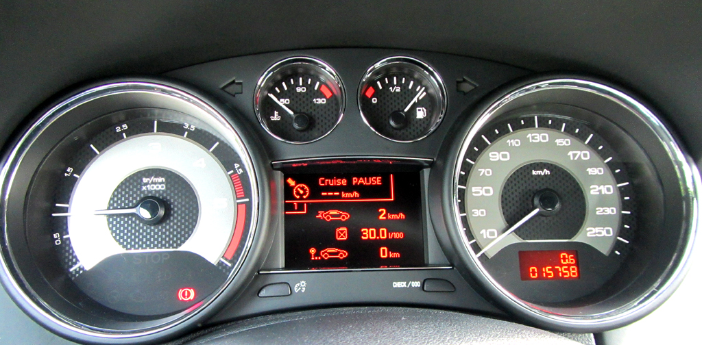 Peugeot RCZ: Blick durch den Lenkradkranz auf die Rundinstrumentierung. 