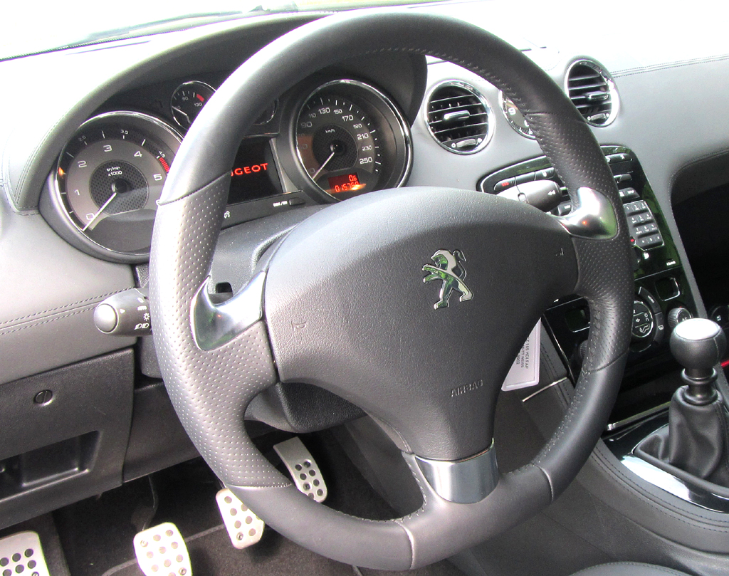 Peugeot RCZ: Blick ins Cockpit. 