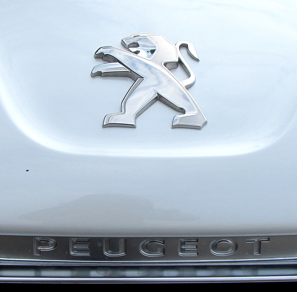 Peugeot RCZ: Der Markenlöwe sitzt vorn zwischen Kühlergrill und Motorhaube. 