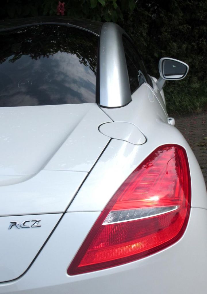 Peugeot RCZ: Moderne Leuchteinheit hinten mit Modellschriftzug. 