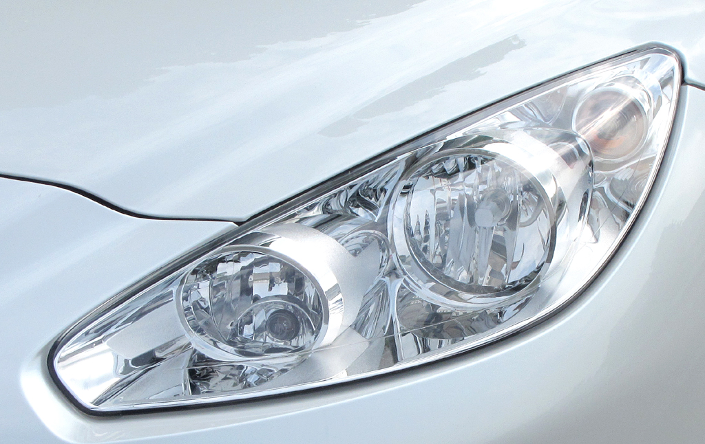 Peugeot RCZ: Moderne Leuchteinheit vorn. 