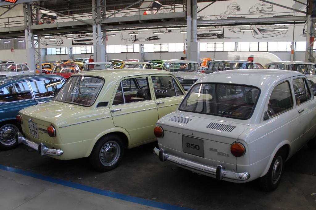 Seat 850 links Eigenentwicklung mit vier Türen.