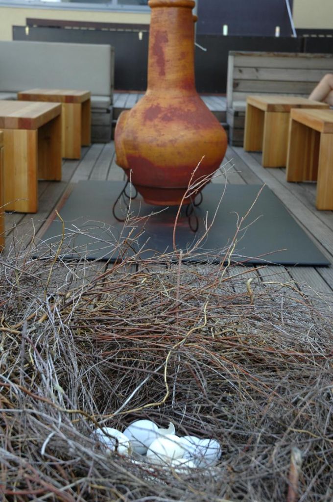 Stillleben auf der Terrasse beim Rezeptions- und Barbereich.