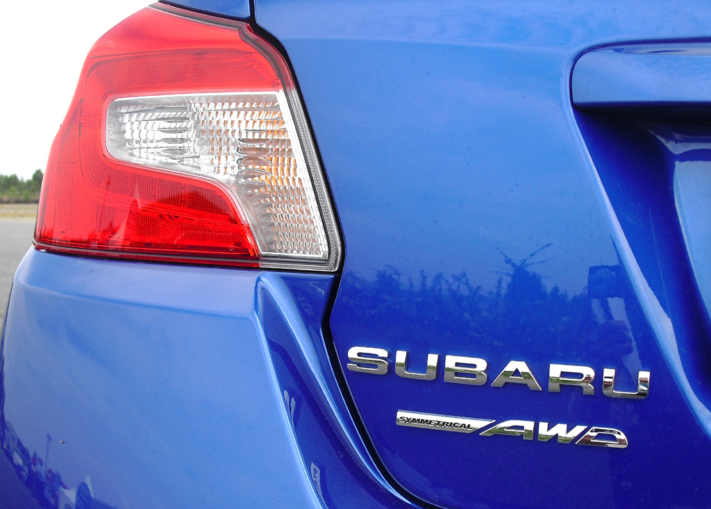 Subaru WRX STI: Blick auf die Bedieneinheit auf dem Mitteltunnel. 