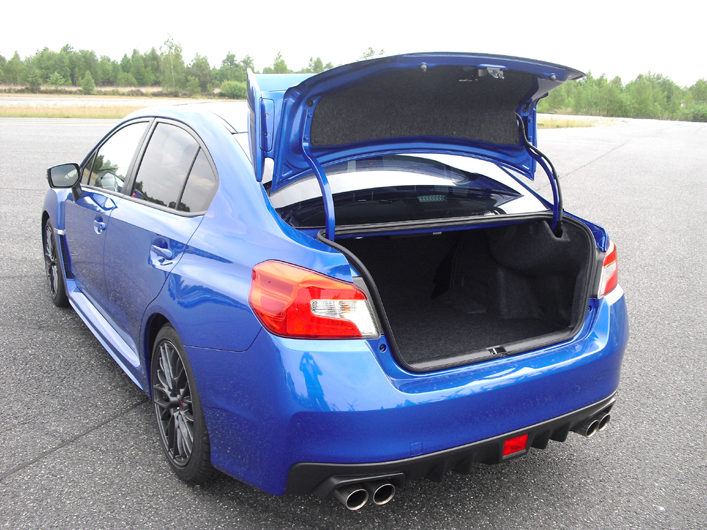 Subaru WRX STI: Blick auf die Heckpartie mit dem markanten Flügel. 