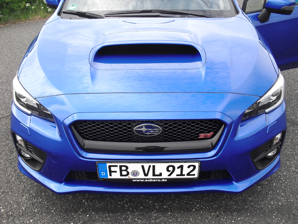 Subaru WRX STI: Blick auf die markante Frontpartie mit Lufthutze auf der Motorhaube. 