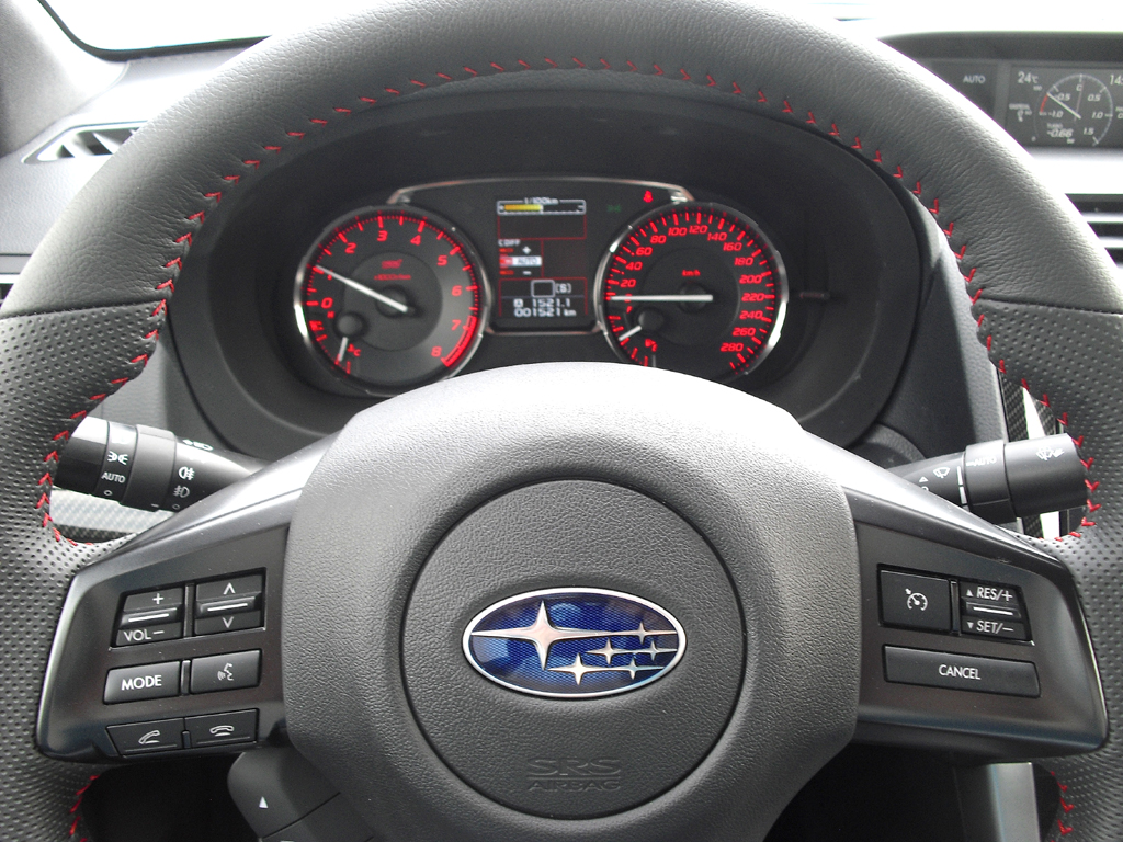 Subaru WRX STI: Blick ins nüchtern-funktionelle Cockpit. 