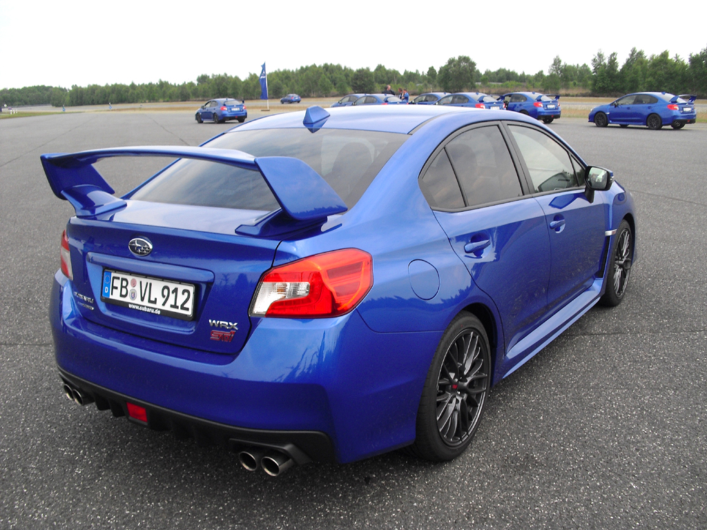 Subaru WRX STI: Moderne Leuchteinheit hinten mit Marken- und Allradschriftzug. 