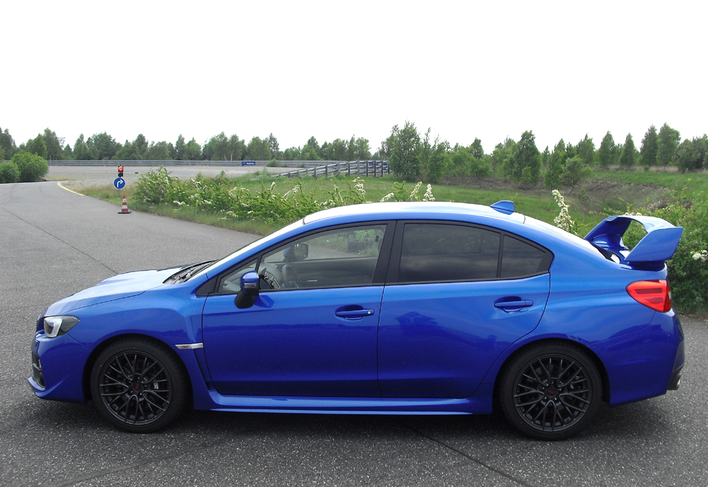 Subaru WRX STI: Moderne Leuchteinheit hinten mit Modellschriftzug. 