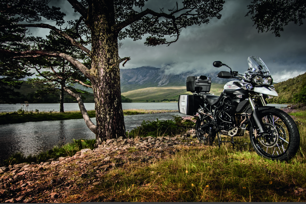 Triumph kooperiert mit Edelweiss Bike Travel