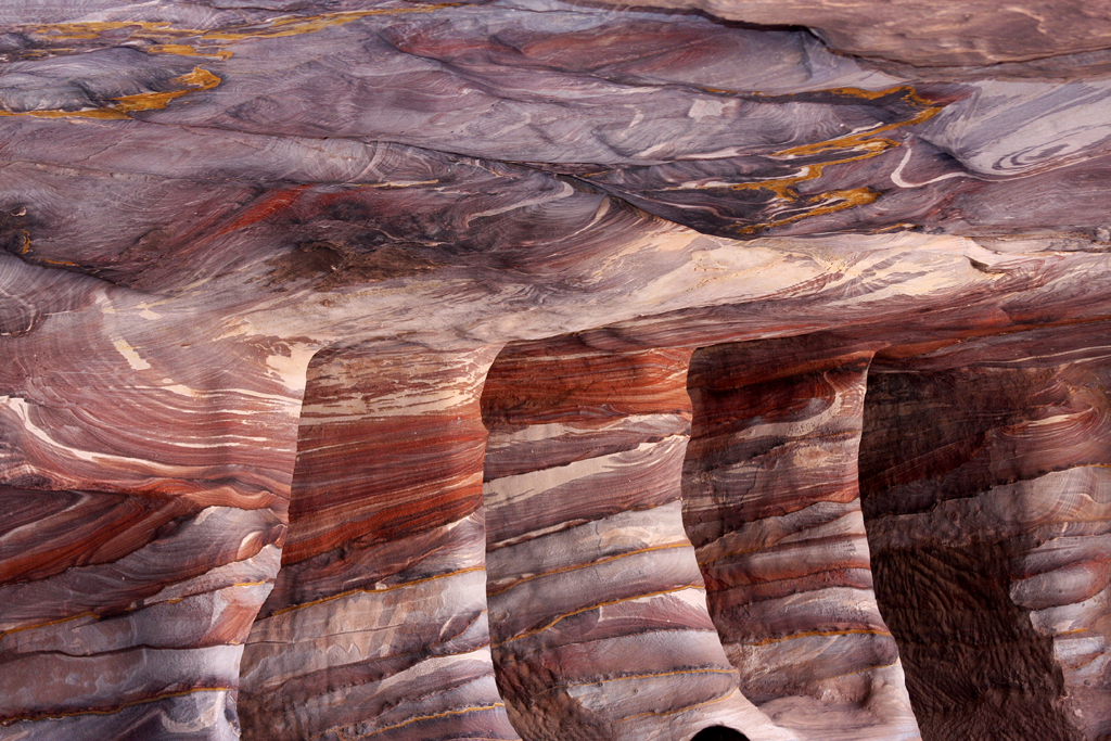 Typisch Petra: Der marmorierte Sandsteinfels leuchtet fantastisch. 