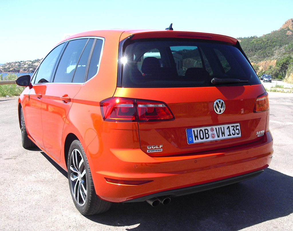 VW Golf Sportsvan: Blick auf die Heckpartie. 