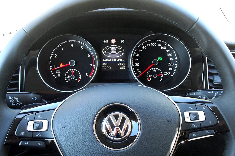 VW Golf Sportsvan: Blick durch den Lenkradkranz auf die Rundinstrumentierung. 